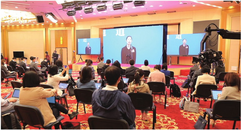 湖北广电融媒体记者在“代表通道” 向女排名将朱婷提问