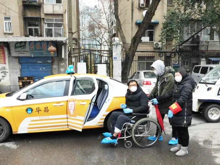 在儿子和社区志愿者的陪同下，峰华去协和医院就医.JPG